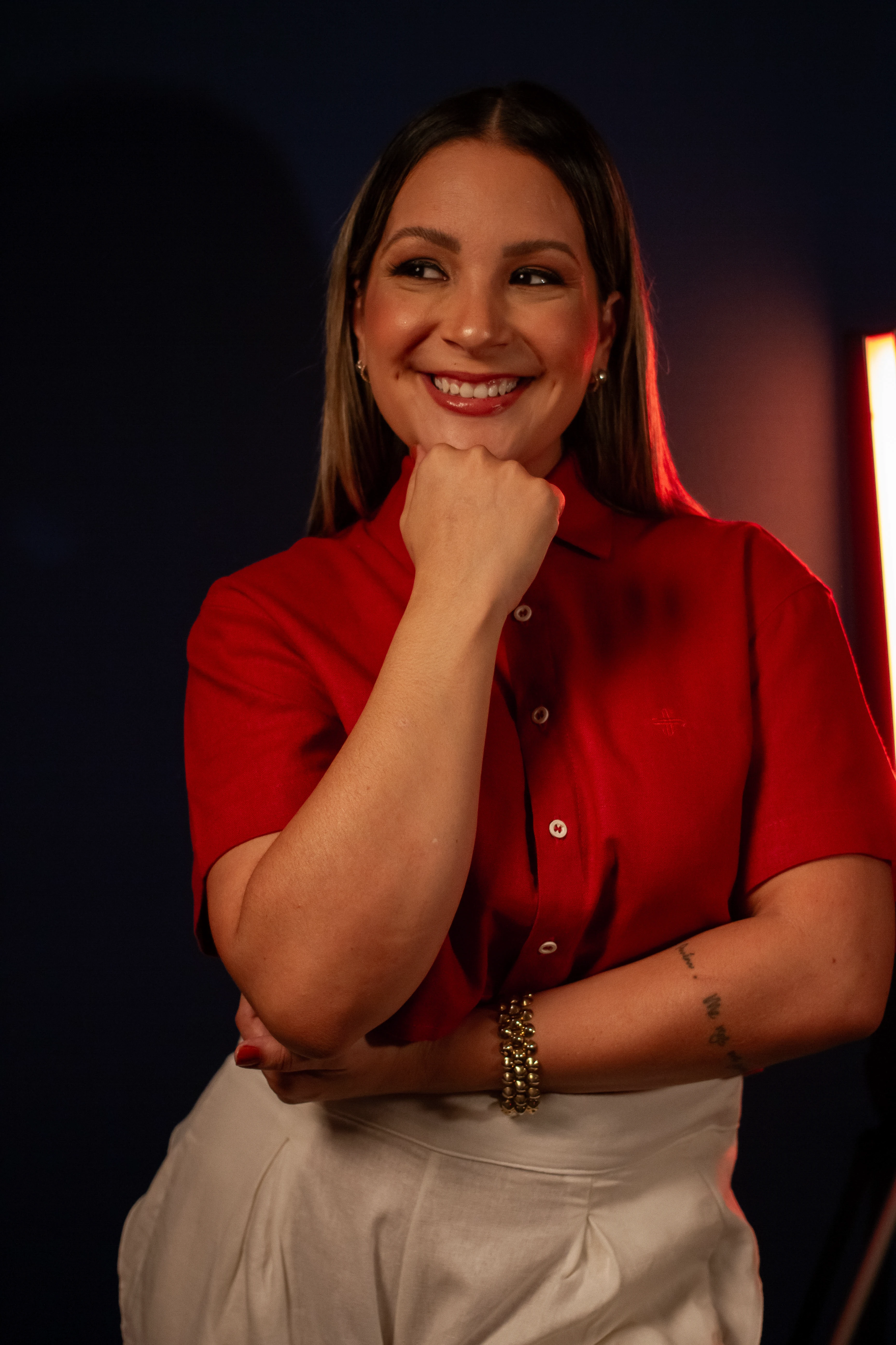 MC Jenny sorrindo
